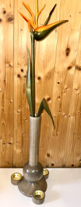 Strelitzie mit Teelicht, graue Vase lang