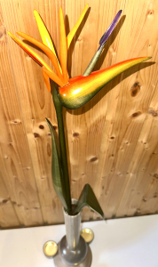 Strelitzie mit Teelicht, graue Vase lang