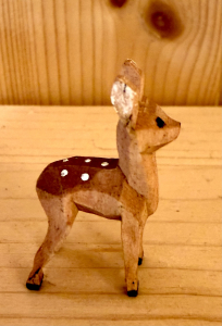 Rehkitz geschnitzt