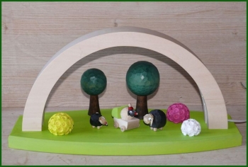LED Designbogen Linde mittel - grüner Sockel mit Bestückung Schafe Sommermotive